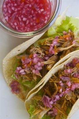  Cochinita Pibil: Uma Explosão de Sabores Azedos e Picantes em Cada Mordida!