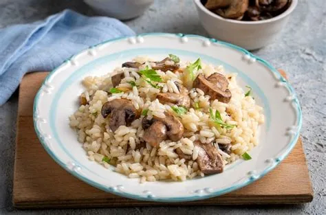  Arroz de Camarão com Cogumelos Shiitake: Uma Sinfonia Explosiva de Sabores e Texturas em cada Garfada!