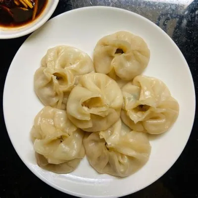  Banh Xiao Long Bao: Uma explosão de sabor em cada mordida que te leva numa viagem culinária inesquecível!