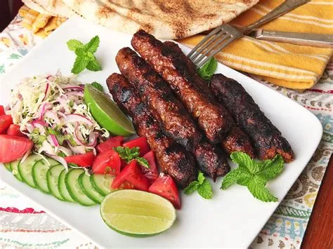  Dohara Kebab: Um Prato Picante e Intrigante com Especiarias Explosivas que Bailão em Sua Boca!