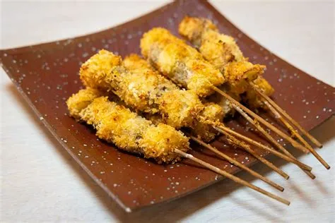  Kushikatsu: Uma explosão de sabores crocantes e suculentos em um espeto!