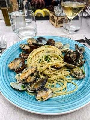  Spaghetti alle Vongole, um clássico de sabor marítimo que explode na boca com notas herbáceas!