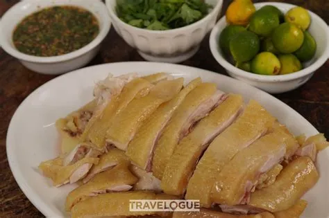  Wenchang Chicken: Uma Explosão de Sabor Tropical Envolvendo Frango Suave em Molho Picante e Azedo!