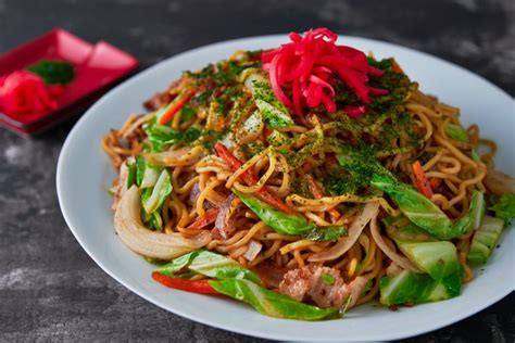 Yakisoba: Uma explosão de sabores salgados com um toque agridoce que vai te levar a uma viagem gastronômica por Akira!