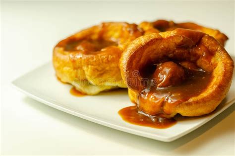  Yorkshire Pudding com Molho de Carne: Uma Sinfonia De Texturas crocantes e Suaves em Cada Garfada!